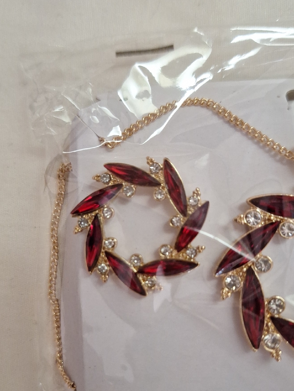 Avon Red Festive Facets Necklace and Earring Set - Picture 8 of 12